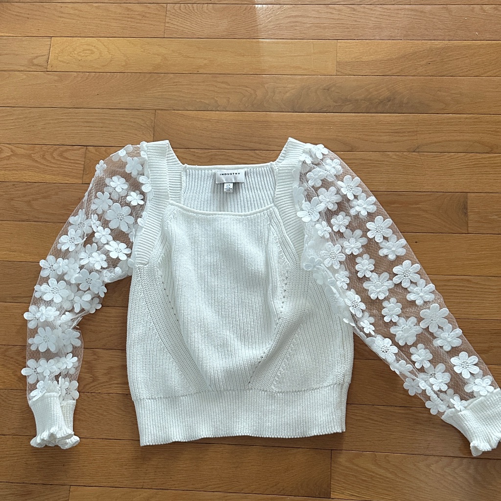 Chic White Floral Sleeve Sweater